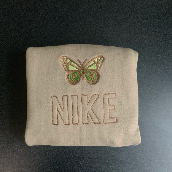 Nike Sweaters - Nike embroidered crewneck vintage sweater